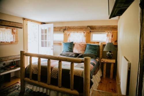 1 dormitorio con 1 cama en una habitación en Spellbound Farm en Union