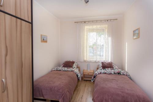 two beds in a room with a mirror at przystanek Kudowa in Kudowa-Zdrój