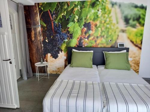 een slaapkamer met een bed met een schilderij aan de muur bij Os Mundos in Deurne