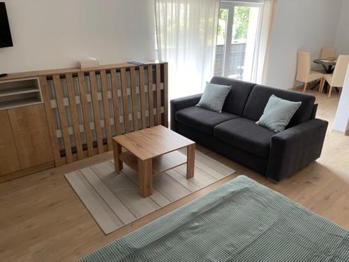 uma sala de estar com um sofá e uma mesa de centro em Apartmán ADKA em Terchová