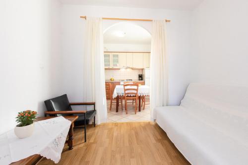 Apartmani Tamara في Sveti Anton: غرفة نوم مع سرير وغرفة طعام