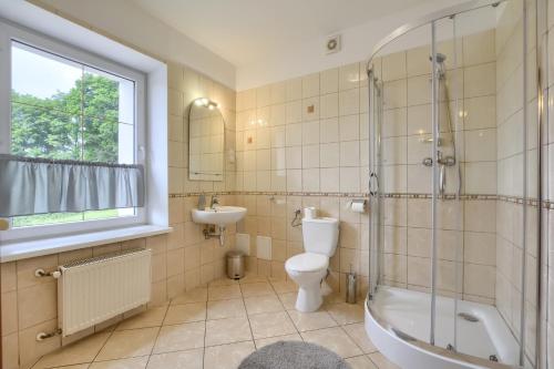 ein Badezimmer mit einem WC, einer Badewanne und einem Waschbecken in der Unterkunft Noclegi Wałbrzych - Pokoje Konrad in Wałbrzych