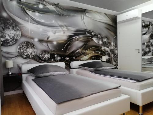 2 Betten in einem Schlafzimmer mit Wandbild in der Unterkunft Luxus Wohnung in der Nähe von Frankfurt in Kelkheim