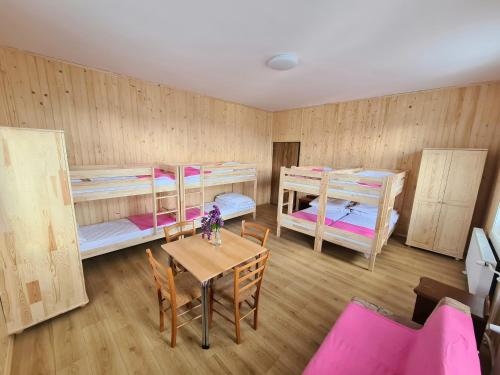 Двуетажно легло или двуетажни легла в стая в SŠvP 1. máj