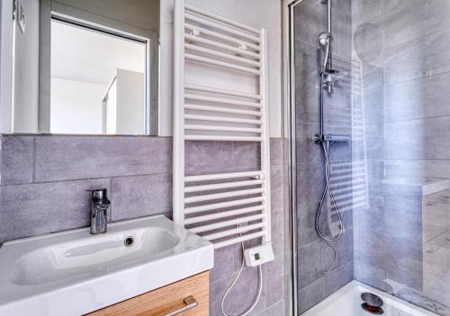 a bathroom with a sink and a shower at COCON de DOUCEUR entre DISNEY et PARIS in Villiers-sur-Marne