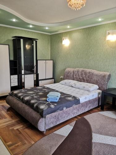 Giường trong phòng chung tại Уютная квартира возле CITY Mall
