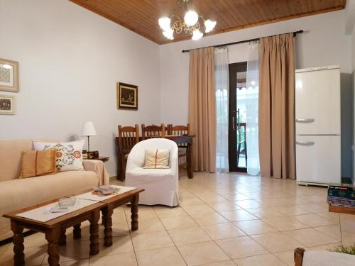 un soggiorno con un divano e un tavolo di Vacation cozy home a Paralía Sergoúlas