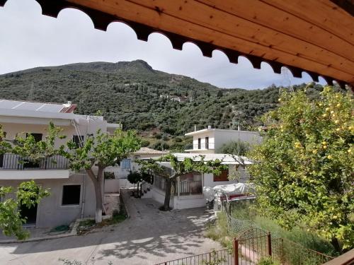 vista su una casa con una montagna sullo sfondo di Vacation cozy home a Paralía Sergoúlas