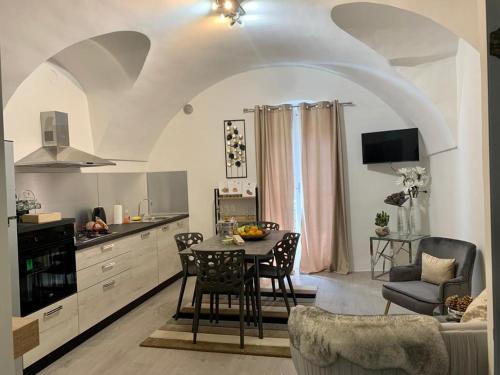 a kitchen and dining room with a table and chairs at Le Bijou di Dolceacqua, per un momento memorabile. in Dolceacqua