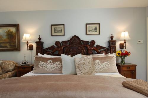 Ένα ή περισσότερα κρεβάτια σε δωμάτιο στο Old Monterey Inn