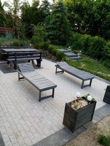 a group of benches sitting on a patio at SORKWITY- Pensjonat - STARY GIELĄD in Sorkwity
