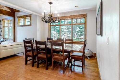 Custom Casa on the Creek – Photos 2