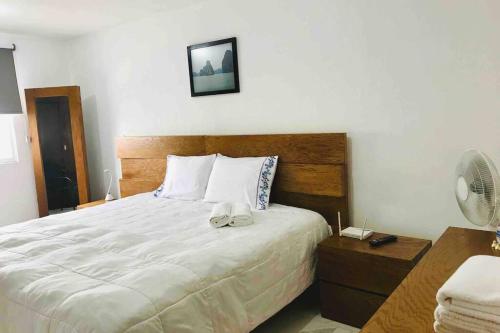 グアダラハラにあるCerca de plaza galerías, est chivas, Metropolitanoの大きな白いベッドとナイトスタンドのある寝室