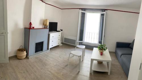 un salon avec un canapé et une cheminée dans l'établissement Location de la Carraire, à Valensole