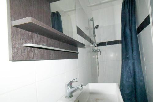 La salle de bains est pourvue d'un lavabo et d'une douche. dans l'établissement Le 92 Toulon Bas Faron, à Toulon