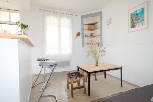 uma sala de estar com uma mesa e um banco em Le 92 Toulon Bas Faron em Toulon