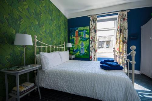 Percy Terrace Bed and Breakfast tesisinde bir odada yatak veya yataklar