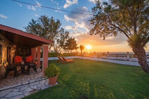 Villa Yiannitsis - Sunset by the Sea, Acharavi Beach
