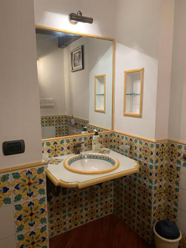 Napoli Centro Antico tesisinde bir banyo