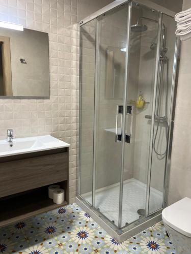 bagno con doccia e lavandino di Apartamento Puertas del Orbigo 1 a Carrizo de la Ribera