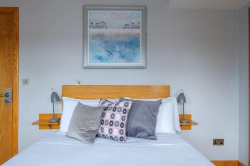 
A bed or beds in a room at The Eyre Square Townhouse

