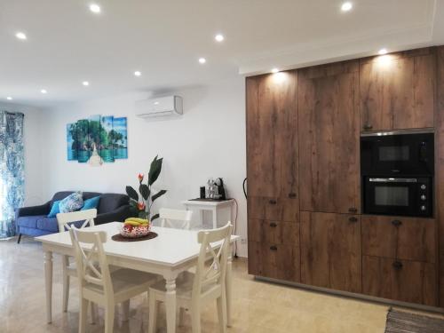 a kitchen and living room with a table and chairs at Amoreira Mar, Alvor - Praia e Piscina in Alvor