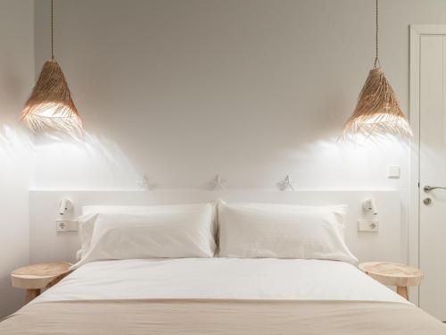 A bed or beds in a room at S'Enclova Petit Hotel