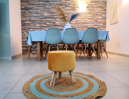 a chair with a feather on its back sitting in front of a table at Villa Sangemi in Àrbatax