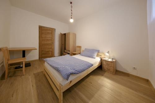 ein Schlafzimmer mit einem Bett und einem Schreibtisch. in der Unterkunft Apartmán Žacléř 160 / 11 in Žacléř