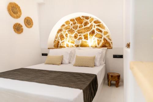 een slaapkamer met een bed met een boog erboven bij Camares of Castle - New Luxury Apartments in Naxos Chora