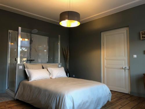 een slaapkamer met een groot bed met een witte sprei bij Les chambres Berguoises Chambre privée au Cœur de Bergues in Bergues