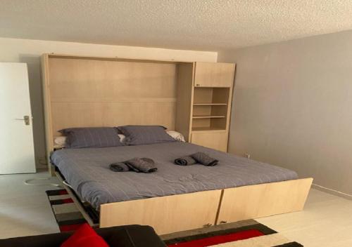 une chambre avec un lit avec deux oreillers dessus dans l'établissement Studio Cosy Les Jardins de la Mer, à Sainte-Maxime