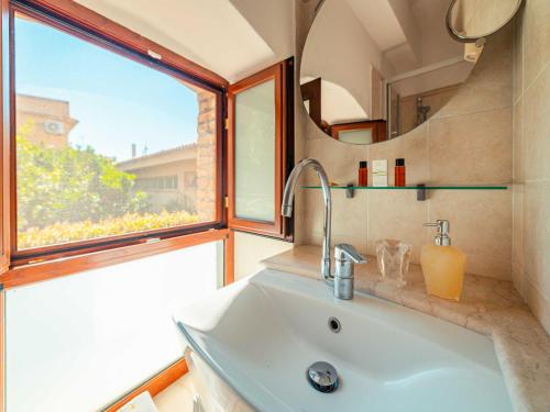 een badkamer met een wastafel en een raam bij Villa al Duomo in Taormina