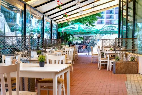 ห้องอาหารหรือที่รับประทานอาหารของ Palm Beach Hotel - All Inclusive with Free beach package & Private Beach
