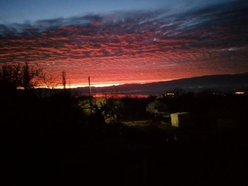 einen Blick auf den Sonnenuntergang von einem Fenster aus in der Unterkunft Villa Apartments STEFAN - Ramne Ohrid in Ohrid