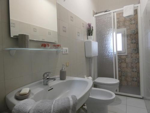 Un baño blanco con lavabo e inodoro. en LA VELA BLU, en La Spezia