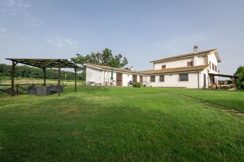 un gran patio con una casa y una tienda en Agriturismo il Poggio, en Vetralla