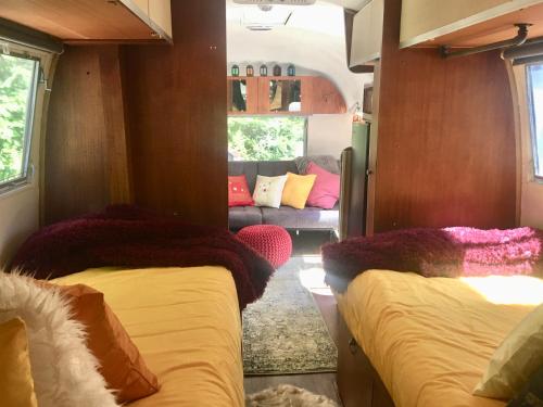 een kamer met 2 bedden en een bank bij Private Beach - Port Ludlow Beach Happy Camper in Port Ludlow