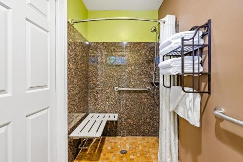 Vonios kambarys apgyvendinimo įstaigoje Aloha Inn