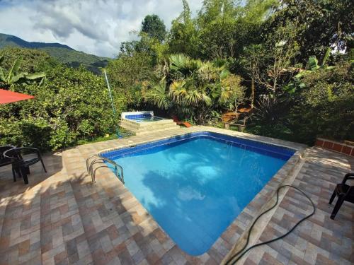 a swimming pool with a view of the mountains at Agradable casa de Campo Villa Maruja. in Palmira