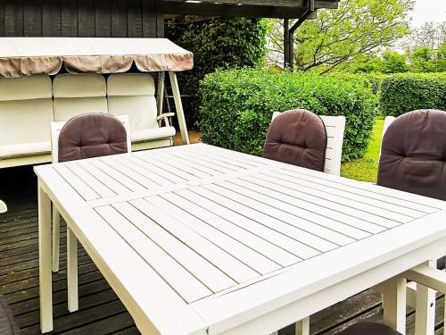 una mesa blanca y sillas en una terraza en 6 person holiday home in Mesinge, en Mesinge