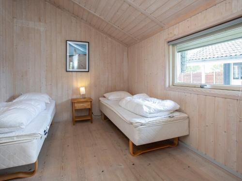 2 camas en una habitación con ventana en Holiday home Væggerløse CLXXVIII, en Bøtø By