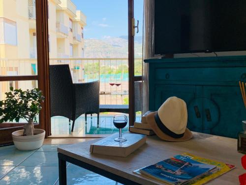 ソレントにあるSorrento Moonのワインを片手にテーブルに座る帽子