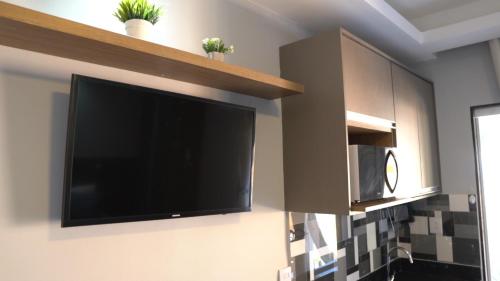 En tv och/eller ett underhållningssystem på Flats Catamarã