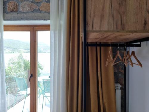 a room with a curtain and a door with a window at Vila 43 Lin in Lin