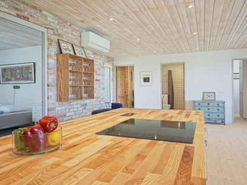 uma cozinha com uma mesa de madeira com maçãs em 6 person holiday home in Svaneke em Svaneke