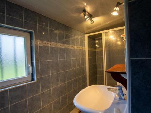 een badkamer met een wastafel en een raam bij Gîte Saint-Mesmin, 3 pièces, 4 personnes - FR-1-616-140 in Saint-Mesmin