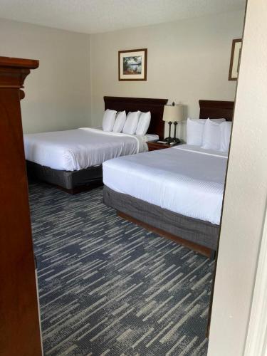 two beds in a hotel room with two beds at Park Lane Motel in Lake George