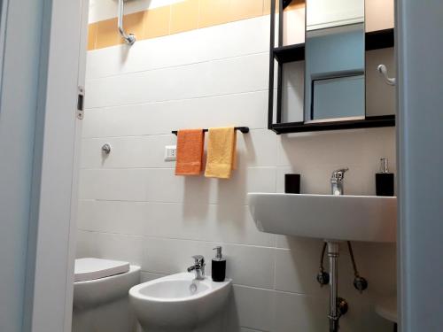 ヴェナフロにあるALCENTRO Orange Homeの白いバスルーム(洗面台、トイレ付)