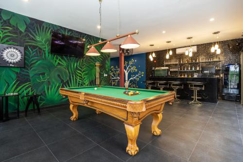 Biliár nebo kulečník v ubytování Boutique Resort Private Pool Villa - SHA Extra Plus